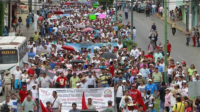 Masiva protesta en Acapulco por los estudiantes desaparecidos