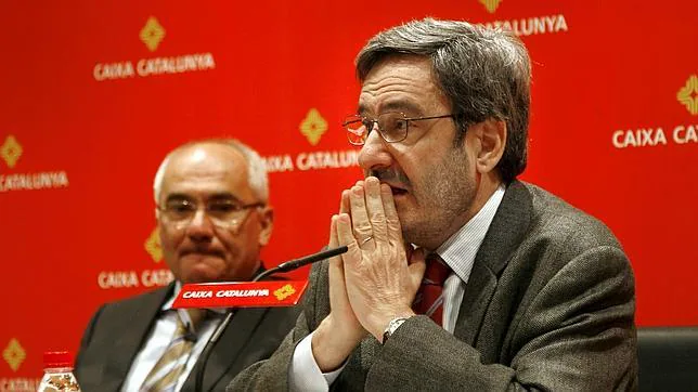 El expresidente de Caixa Catalunya, NarcisSerra (d), acompañado del exdirector general, Adolf Todó