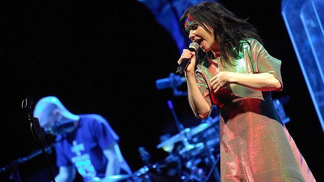 Björk durante un concierto