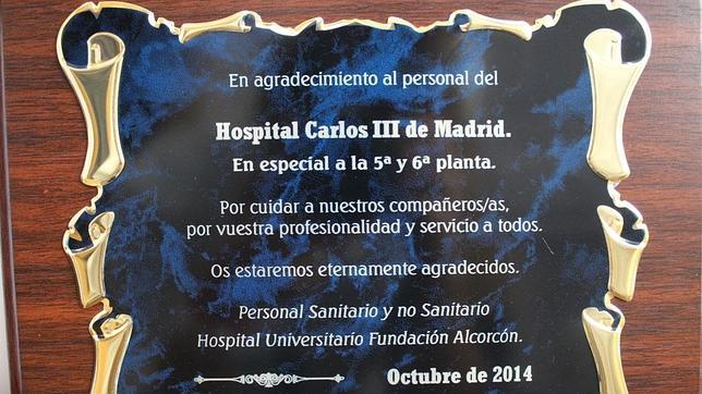 Placa entregada por el personal del Hospital de Alcorcón
