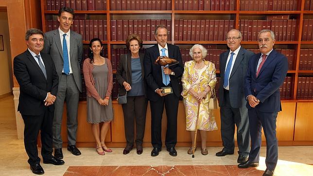 Juan Francisco Iturri sostiene el Premio, junto a su madre y presidenta del Grupo, María Luisa Franco, y otros familiares