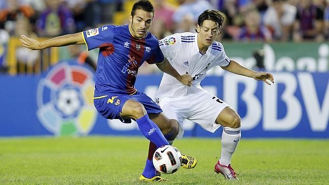 Ozil disputa el balón con Xavi Torres, en el Levante-Real Madrid de 2010-11, que terminó con empate sin goles en el Ciutat de Valencia