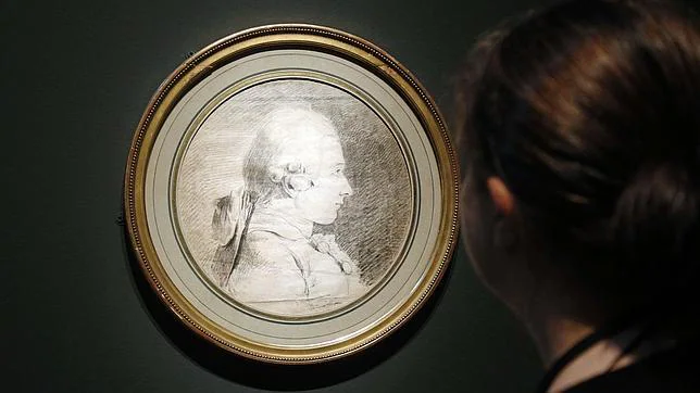 Una visitante observa la imagen del marqués de Sade en el Museo de Orsay