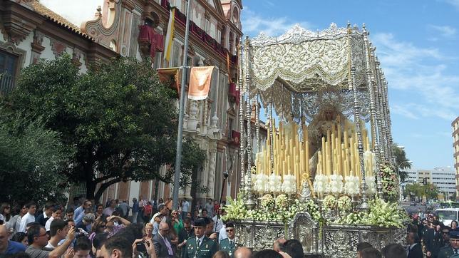 Pletórica salida de la Virgen de la Paz