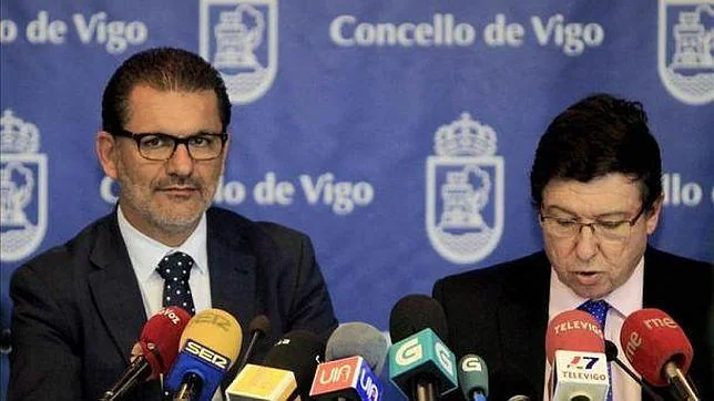 El concejal socialista de Vigo Ángel Rivas junto al portavoz Carlos López Font