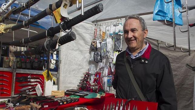 Juan José Cuadrado es informático, pero los domingos vende todo tipo de catanas y sables en El Rastro