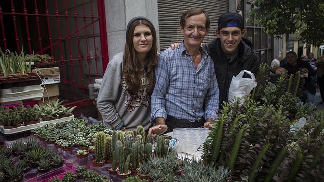 Julio «Cáctus» vende hasta 700 variedades de cactus en su puesto de El Rastro