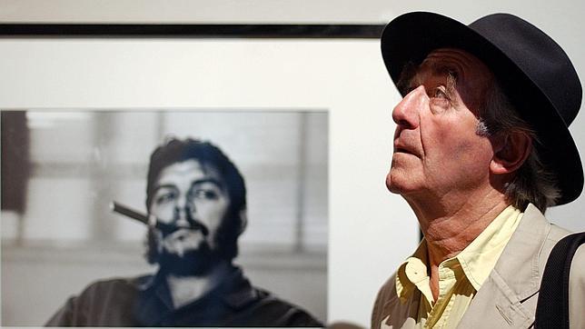 René Burri en 2004, durante una exposición, delante de su famoso retrato del Che Guevara