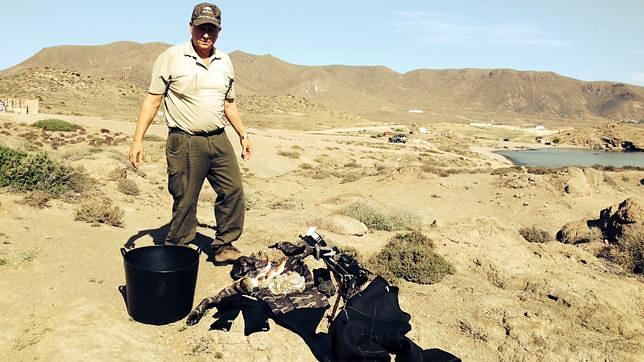 Requisan pescado y un equipo de buceo a dos furtivos en Los Escullos