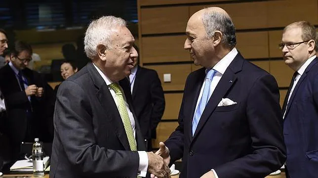 El ministro de Asuntos Exteriores de España, José Manuel García Margallo, saluda a su homólogo francés, Laurent Fabius