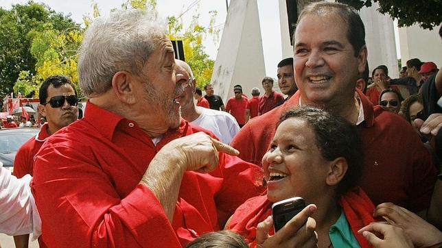 Lula se vuelca a la desesperada en la campaña de Rousseff ante la pujanza de Neves