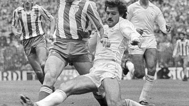 García Navajas, entrando a los pies de un rival