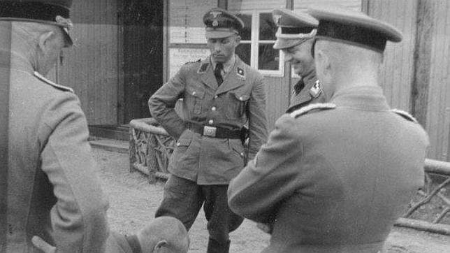 Un grupo de soldados nazis ante un prisionero arrodillado