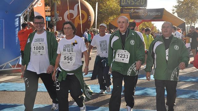 El arzobispo, junto a responsables de la Universidad Católica de VAlencia, culminando la Carrera de la Fe