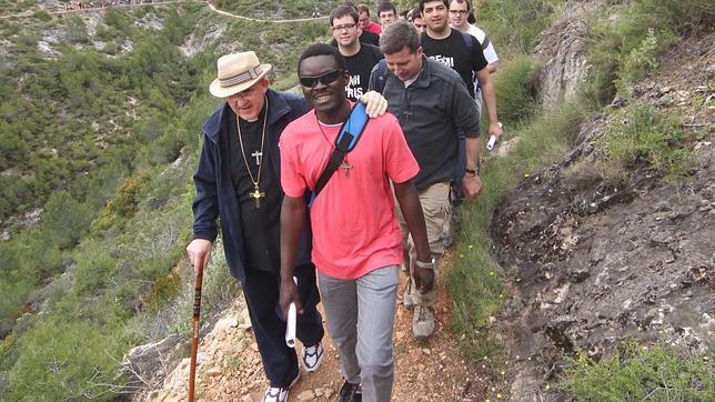 Carlos Osoro recorre trece kilómetros con un grupo de jóvenes en la Ruta Gent Jove en Valencia