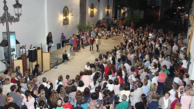 Tomares impulsa el comercio local con un desfile de moda