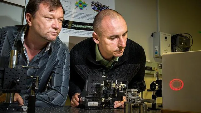 Investigadores ajustan el rayo láser en su laboratorio