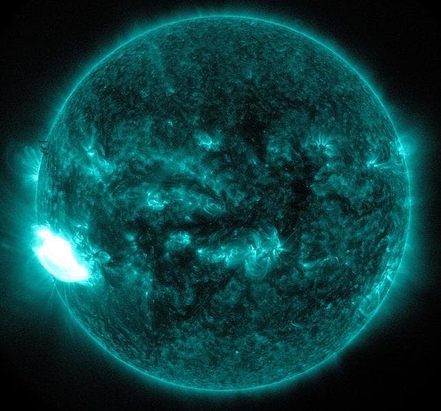 Una mancha solar once veces mayor que la Tierra lanza un «bombazo» al espacio