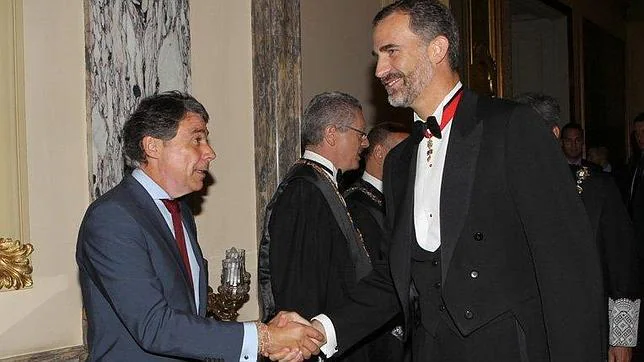 El presidente de la Comunidad, Ignacio González, saluda a Felipe VI