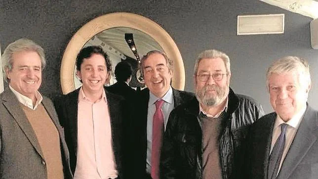 Francisco Nicolás se fotografía con algunos dirigentes sindicales y de la patronal