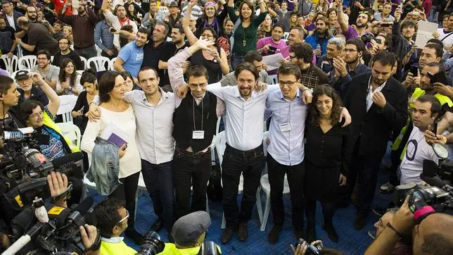 Pablo Iglesias se fotografía junto a su equipo de colaboradores