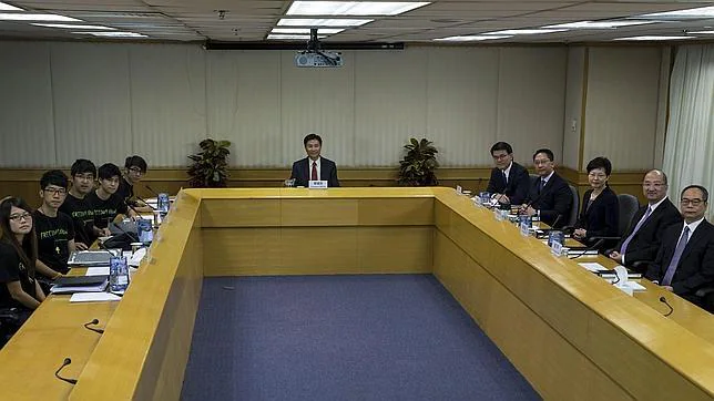 Líderes estudiantiles y representantes del Gobierno de Hong Kong