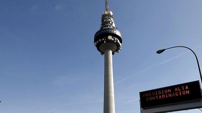 Cartel avisador del nivel de alta contaminación en la M-30