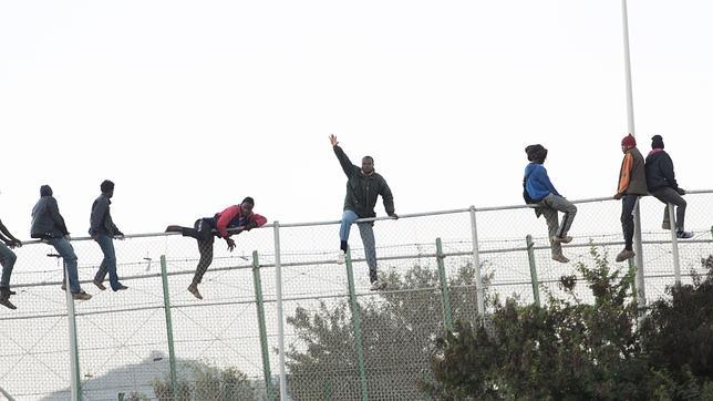 Inmigrantes apedrean a los agentes de la valla de Melilla en un nuevo asalto