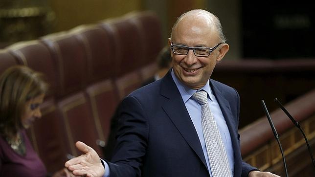 El PNV insta a Montoro a la «insumisión» ante Merkel y el ministro se niega