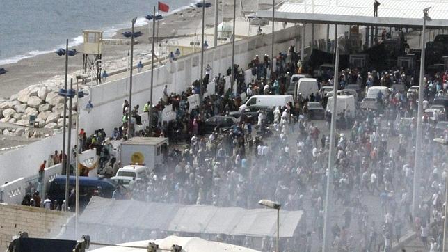 Un policía herido en Ceuta en nueva avalancha de porteadores en la frontera