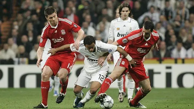 Real Madrid - Liverpool del año 2009. Xabi Alonso y Arbeloa roban el balón a Marcelo