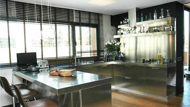 La propiedad cuenta con 5 habitaciones y 3 baños, y está a la venta por 7,5 millones de euros