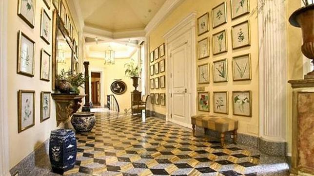 Sus 5 dormitorios y 3 baños componen una superficie útil de 970 metros