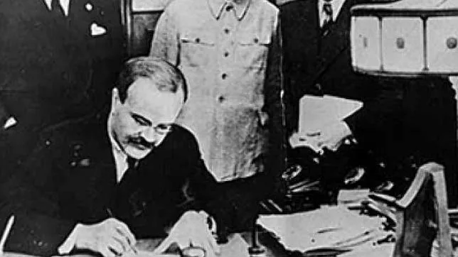 Molotov, ministro de exteriores soviético que firmó junto a Ribbentrop el pacto con Alemania, encabezaba la delegación del Kremlin en las conversaciones con los finlandeses