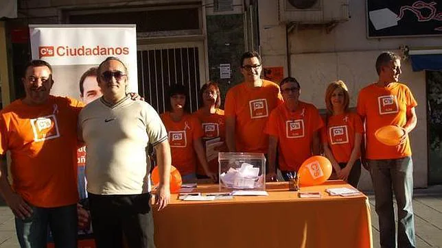 César González (en el centro), en una mesa informativa de Ciudadanos