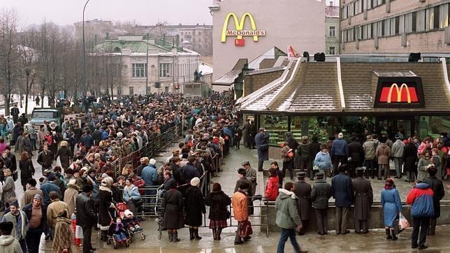 Foto tomada en 1990, año en el que se inauguró el primer McDonalds en Rusia, que ha sido uno de los cuatro restaurantes afectados