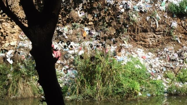 El río Guadaíra convertido en vertedero