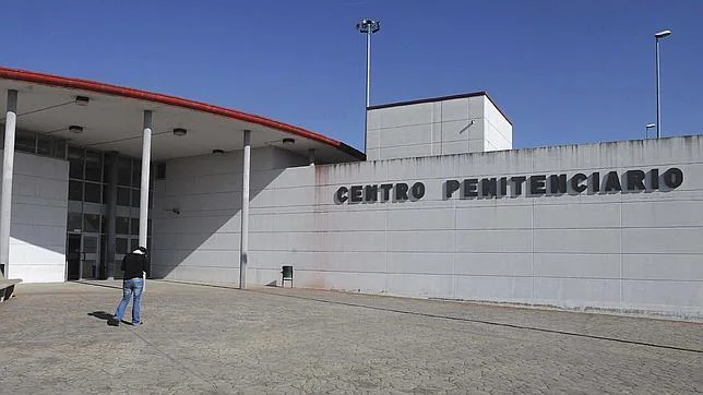 Madrid centraliza el tratamioento de reclusos enfermos, que habitualmente se niegan al traslado. En la imagen, el  Centro penitenciario de Villahierro en Mansilla de las Mulas