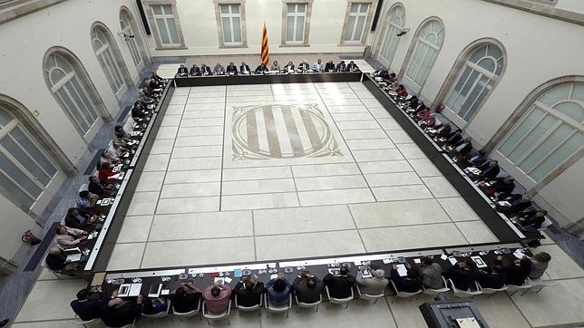 Vista aérea de la sala en la que se han reunido partidos y entidades