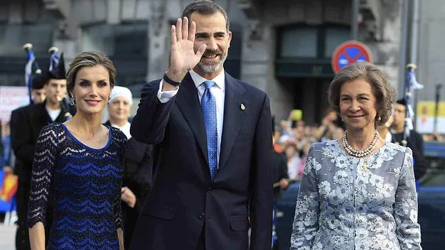 Los Reyes de España junto a Doña Sofía a su llegada a la ceremonia de entrega de los Premios Príncipe de Asturias 2014