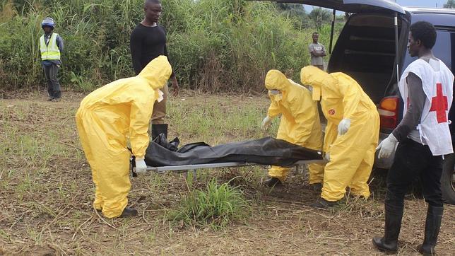 Personal sanitario retira el cuerpo de una víctima del ébola en Sierra Leona