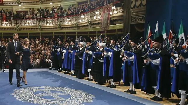 Los Reyes, recibidos con aplausos en el Teatro Campoamor