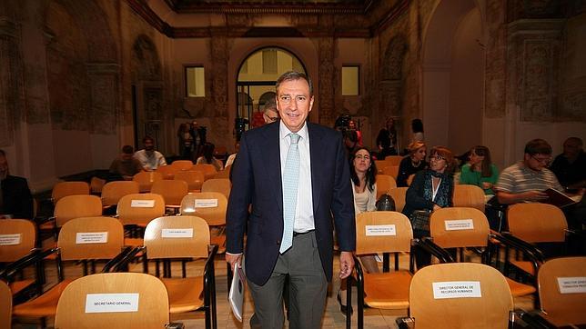 Juan José Mateos, antes de comenzar su comparecencia de ayer ante los medios de comunicación