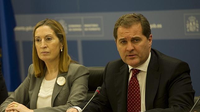 La ministra de Fomento, Ana Pastor, junto al presidente de Aena, José Manuel Vargas