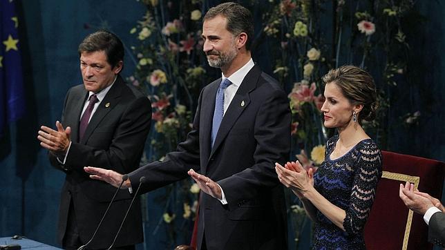Felipe VI, junto a la reina Letizia y el presidente del Principado, Javier Fernández, pide que cesen los largos aplausos que el público del Teatro Campoamor le dedicó por el discurso