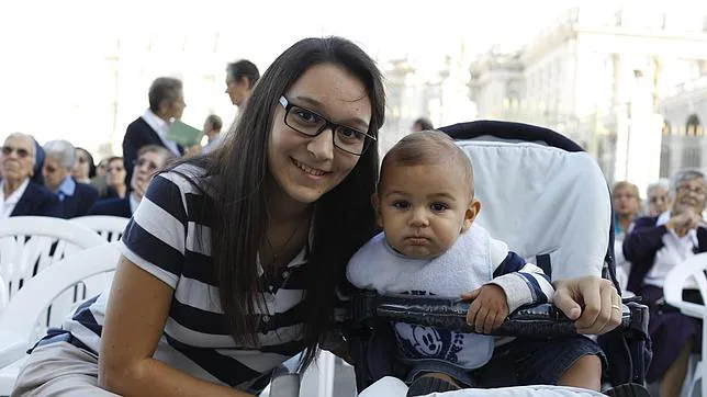 Clara junto a su hijo Pepe, de un año, en la misa de toma de posesión del nuevo arzobispo de Madrid, Carlos Osoro