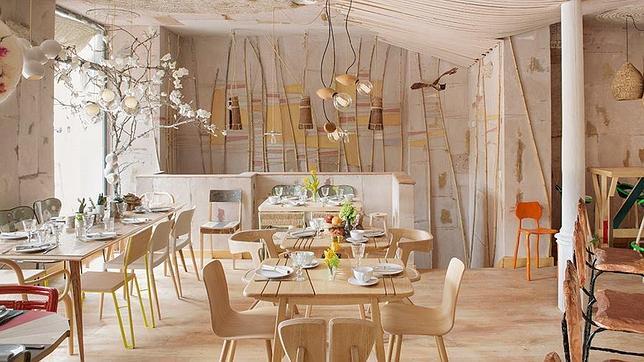 La decoración del restaurante es muy floral y luminosa