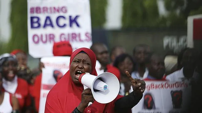 Una manifestante se dirige con megáfono en mano a los terroristas de Boko Haram