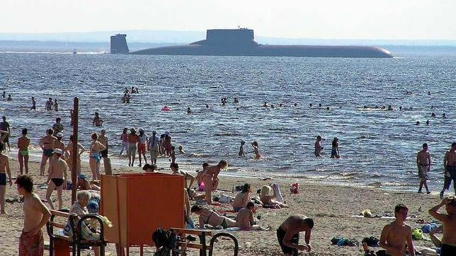Un submarino Typhoon, cerca de la playa de Severodvinsk, en el norte de Rusia