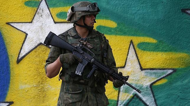 Un integrante de la armada brasileña vigila cerca a un colegio electoral